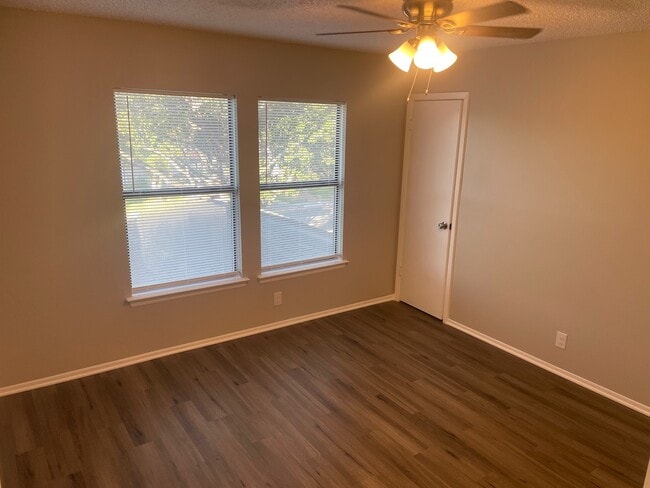 Foto del edificio - 802 Meadow Dale