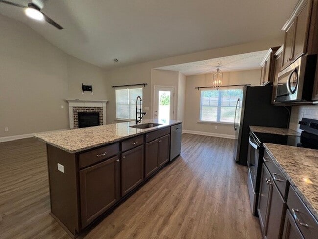 Building Photo - 4 Bedroom, 2 Bath Home in Elias Station