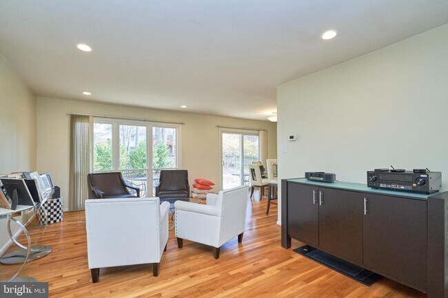 Foto del edificio - 8714 Pine Needles Ct