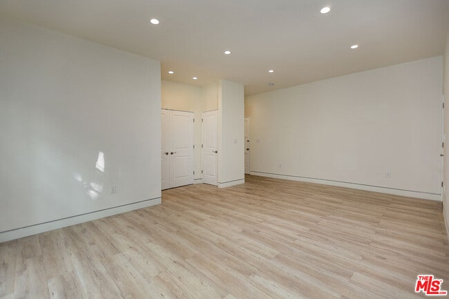 Building Photo - 7223 Willoughby Ave