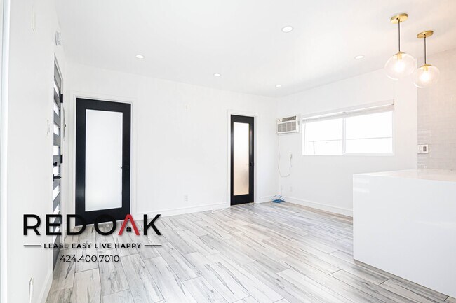 Building Photo - Magnificent Bright and Sunny Completely Re...