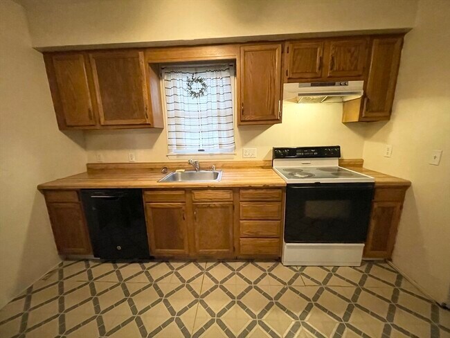 Building Photo - 6 Stoddard Dr