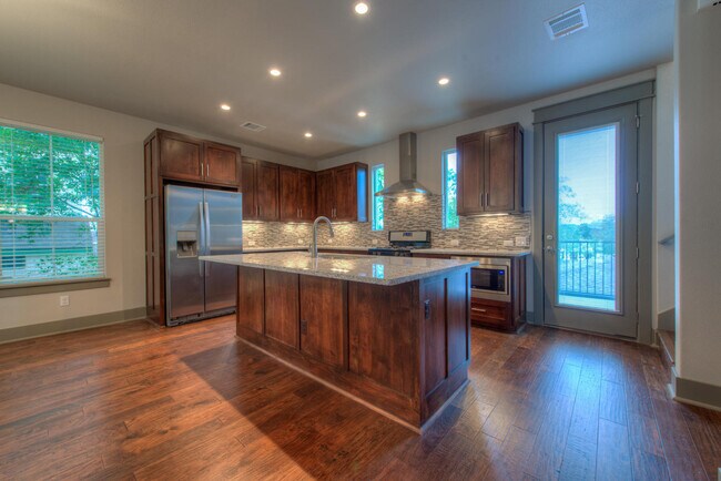 Building Photo - UT PRE-LEASE: 2014 Constructed 6 bed / 5 b...