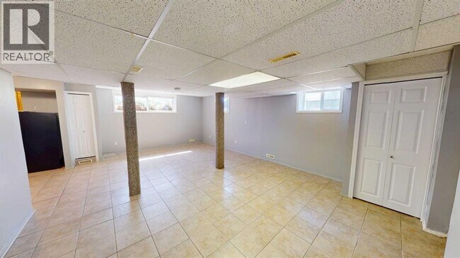 Photo du bâtiment - 9835-100A 100a Ave