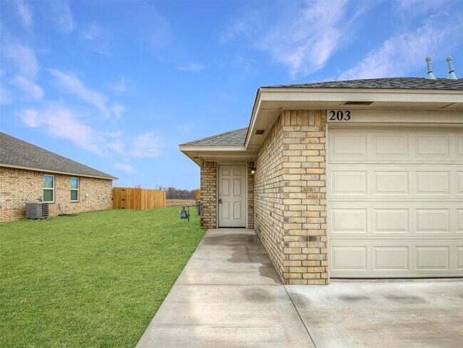 Building Photo - 206 Gray St