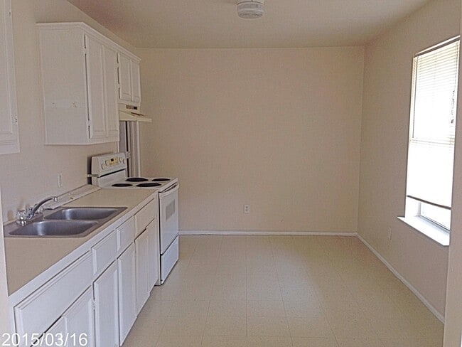 Building Photo - 3 Bdrm 1 Bath Home Available for Immediate...