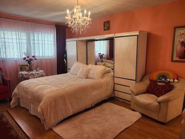 Building Photo - 2400 NE 1st Ln