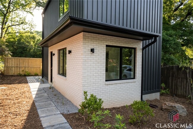 Building Photo - 297 Morton Ave