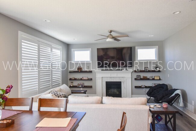 Foto del edificio - 5 Bedroom 3.5 bath 3 car attached garage, ...