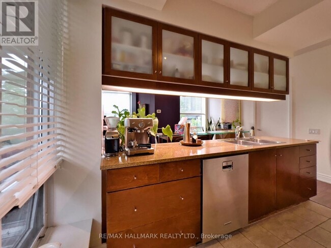 Building Photo - 500 Queens Quay W