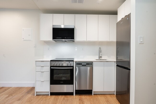 Building Photo - 55 Hendrick Ave