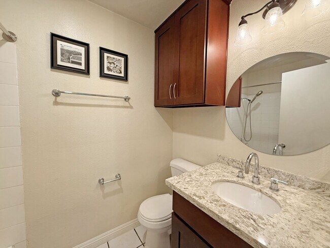 Foto del edificio - Spacious Studio Unit in Eastlake w/ AC!