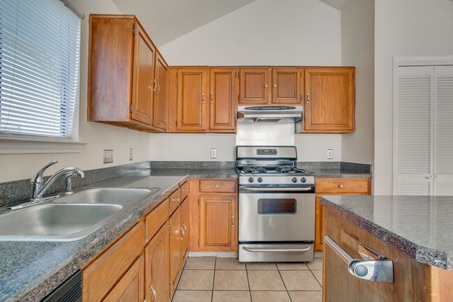 Building Photo - 9805 Briar Ridge Dr