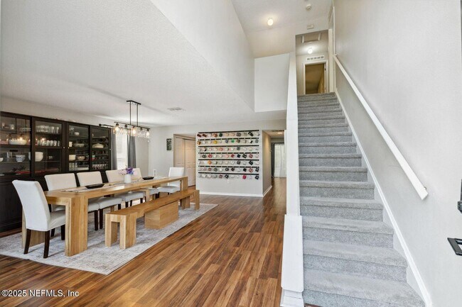 Foto del edificio - 8164 Foxdale Dr