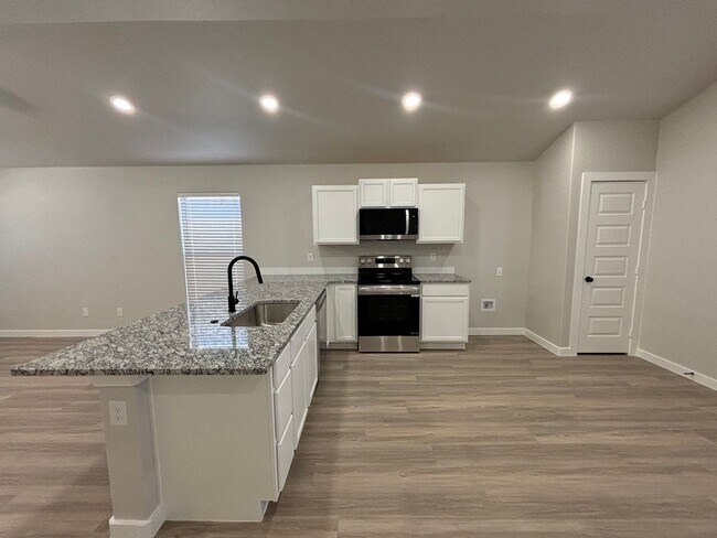 Foto del edificio - 3-Bedroom Home with Stylish Upgrades in Be...