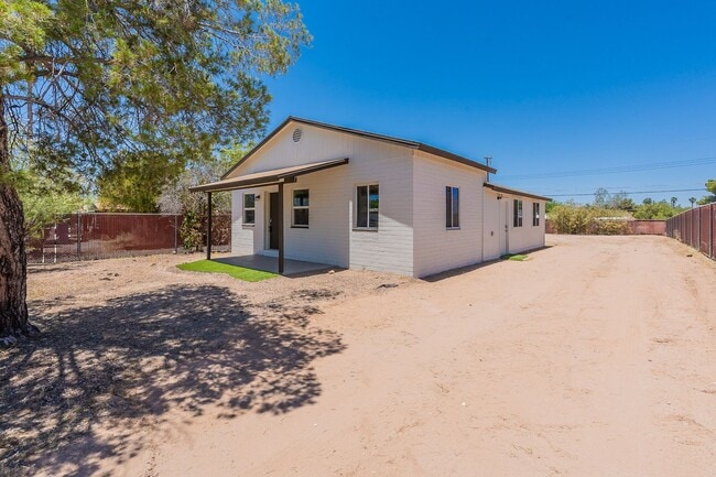 Photo - 327 E Lester St Townhome