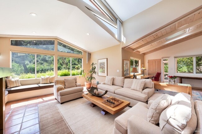 Foto del edificio - 321 Dutch Henry Canyon Rd