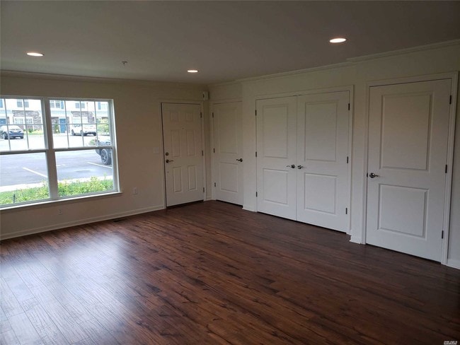 Building Photo - 725 Eastview Dr