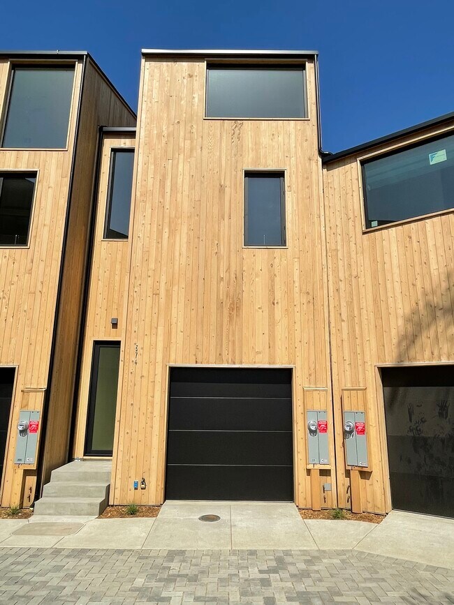 Courtyard - 574 Laguna Dr
