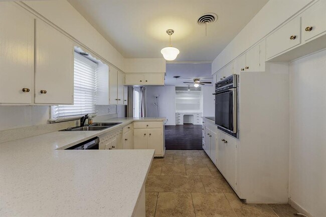 Foto del edificio - 808 E Tanglewood Dr