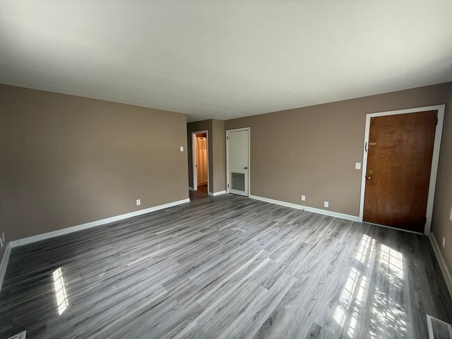 Building Photo - 133 E Ravine Rd