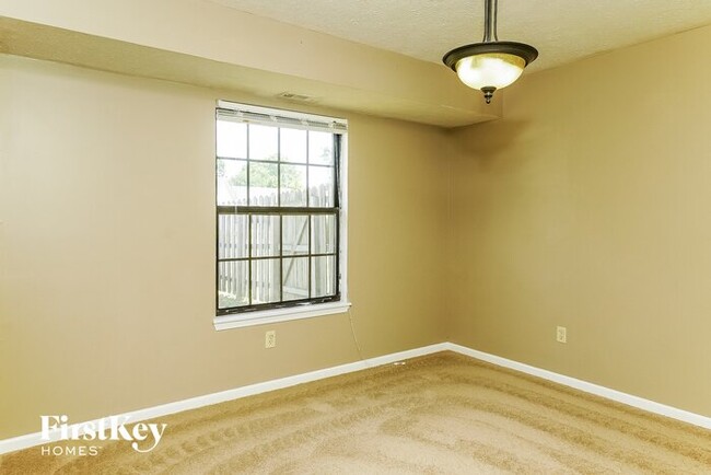 Building Photo - 1404 Hunters Ln