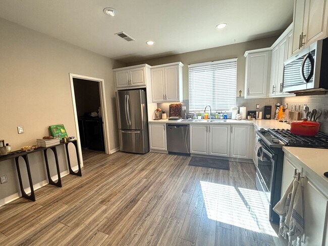 Foto del edificio - Stylish, Modern Townhome with Designer Tou...