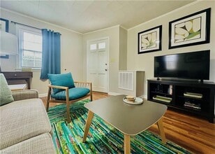 Building Photo - 918 Harris St