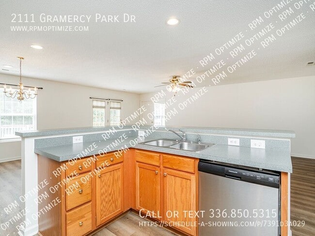 Foto del edificio - 2111 Gramercy Park Dr