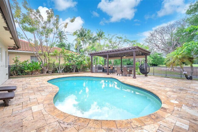 Foto del edificio - 500 Cypress Pointe Dr W