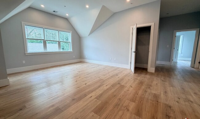 Foto del edificio - Brand New Construction in Perfect Location!  Laundry in Unit, Centralized Heating and A/C!  Pro M...