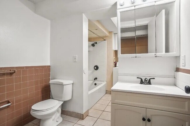 Foto del edificio - 3736 Woodford Ave NW