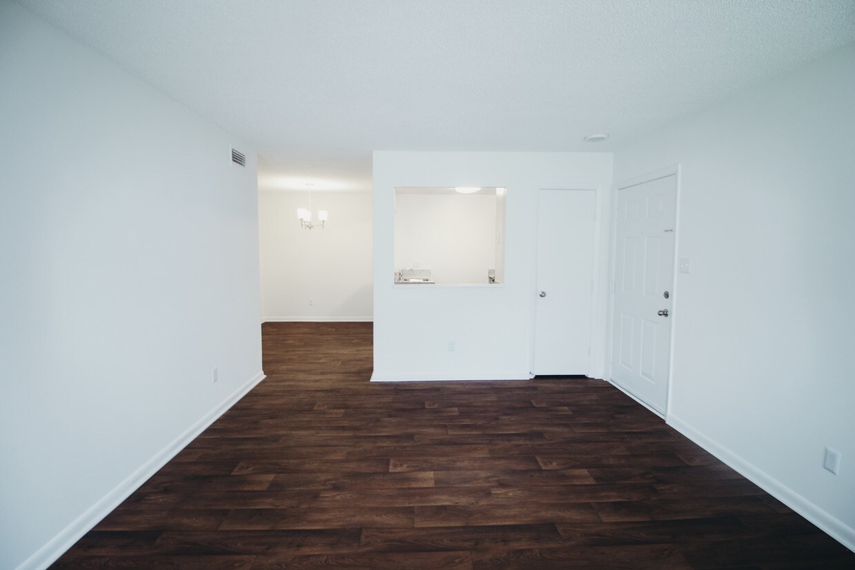 Foto principal - 400 Oak Lake Way
