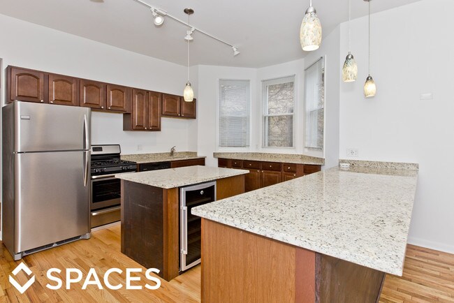 Building Photo - 916 W Roscoe St