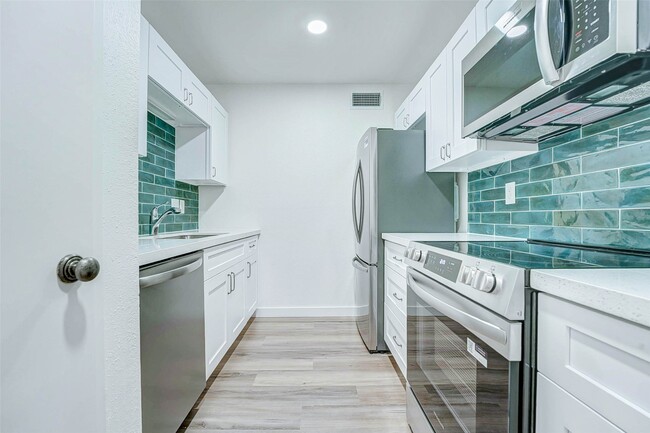 Building Photo - 7555 Katy Fwy