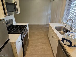 Building Photo - 1405 E Vegas Valley Dr