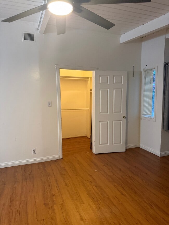 Foto del edificio - 8401 Darby Ave