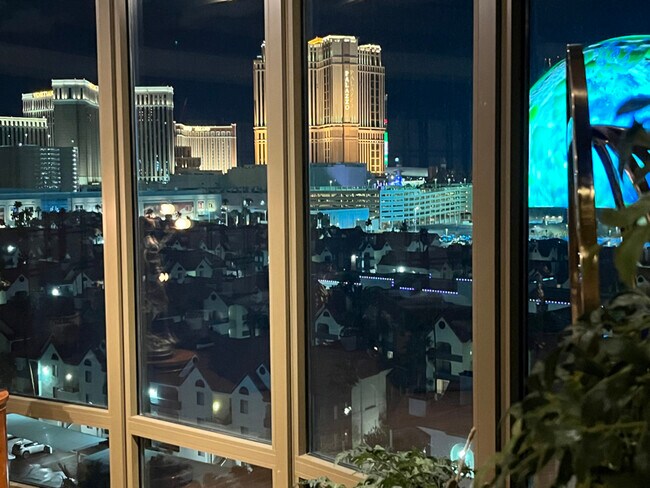 Foto del edificio - 1 Hughes Center Dr