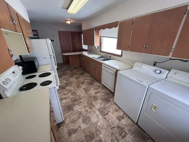 Building Photo - 265 Viking Dr