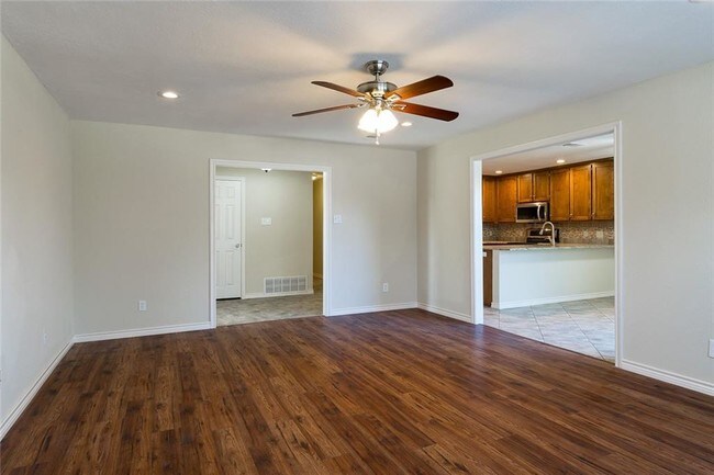 Building Photo - 836 Shady Glen Ln