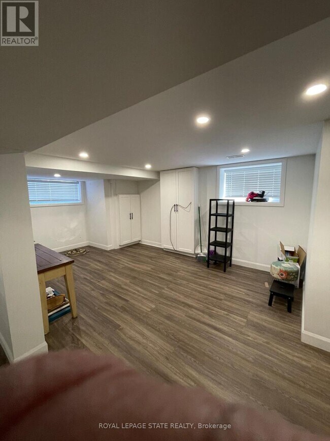 Photo du bâtiment - 176 Queensdale Ave E