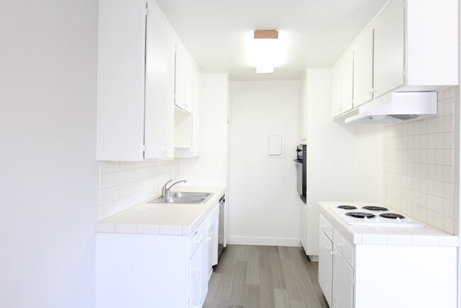 Building Photo - 11211 Moorpark St