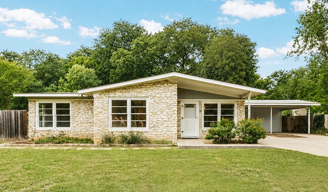 Building Photo - 11504 Oakwood Dr