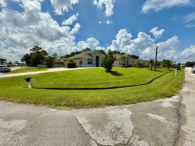 Building Photo - 293 SW Ridgecrest Dr