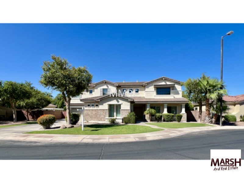 Foto principal - Exceptional 5 bedroom home with fenced poo...