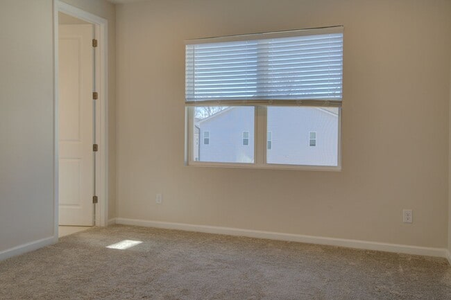 Building Photo - Modern Elegance: 3 Bed, 2.5 Bath Like-New ...