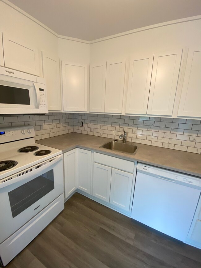 Building Photo - SPACIOUS RENOVATED TWO BEDROOM APARTMENT -...