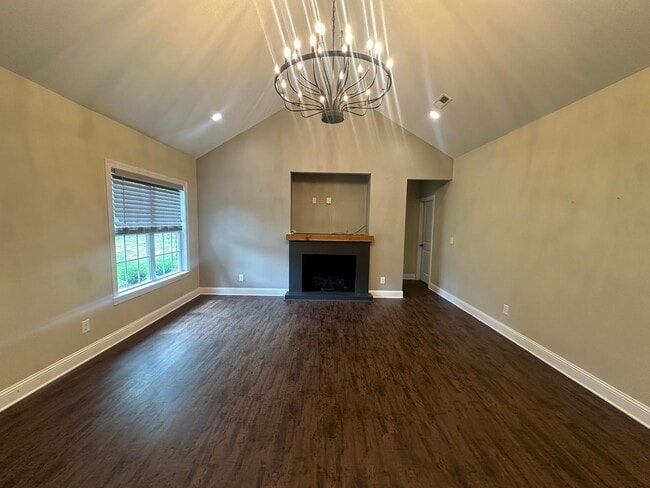 Building Photo - 32 Sarjon Cir