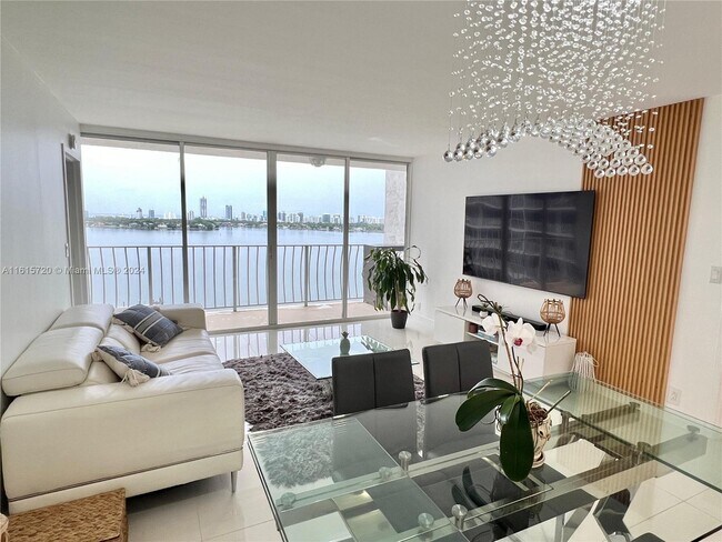 Foto del edificio - 7601 E Treasure Dr