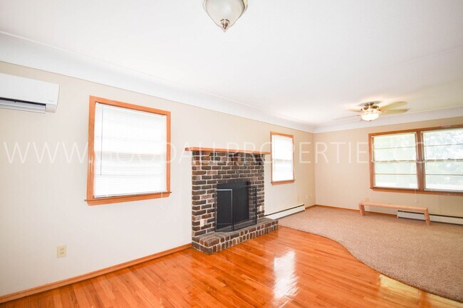 Building Photo - Country living in Waukee